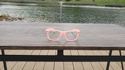 AWTANA y sus lentes rosados